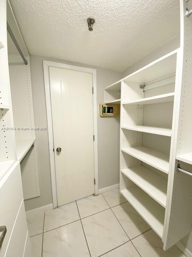 APT-209 - 201 180 Th Dr, Condo with 1 bedrooms, 2 bathrooms and null parking in Sunny Isles Beach FL | Image 12