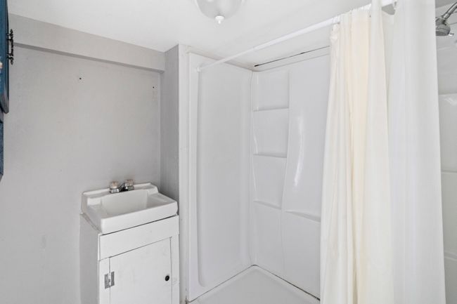 305 W Waco St, Home with 5 bedrooms, 3 bathrooms and 6 parking in Ennis TX | Image 18
