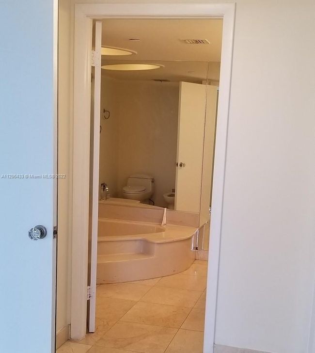 APT-1710 - 2000 Towerside Ter, Condo with 2 bedrooms, 2 bathrooms and null parking in Miami FL | Image 13