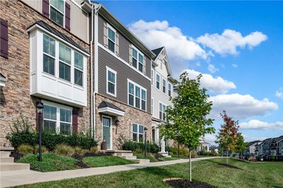 640 Amarth Ln., Townhouse with 3 bedrooms, 2 bathrooms and 2 parking in Cranberry Twp PA | Image 3