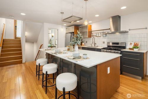 1833 27th Ave, Seattle, WA, 98122-3119 | Card Image