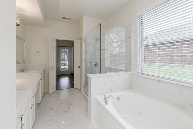 Jetted tub and frameless shower | Image 33