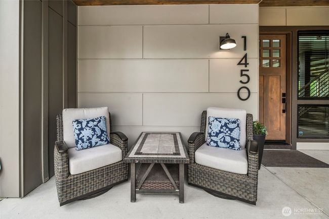 There's even a cozy sitting area at the front door | Image 30