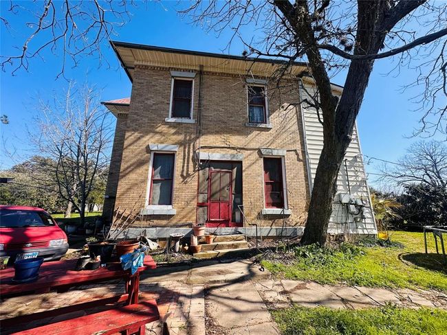 1002 Hopkins St, House other with 5 bedrooms, 3 bathrooms and null parking in Yoakum TX | Image 19