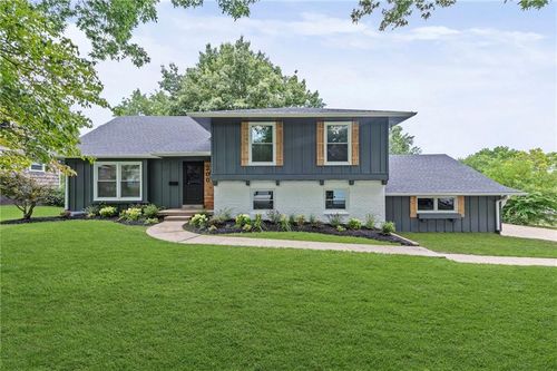 200 E 114th Ter, Kansas City, MO, 64114-5425 | Card Image