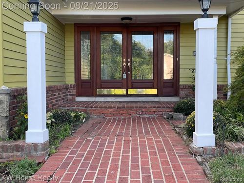 4568 Rolling Ridge Rd, West Bloomfield, MI, 48323-3340 | Card Image
