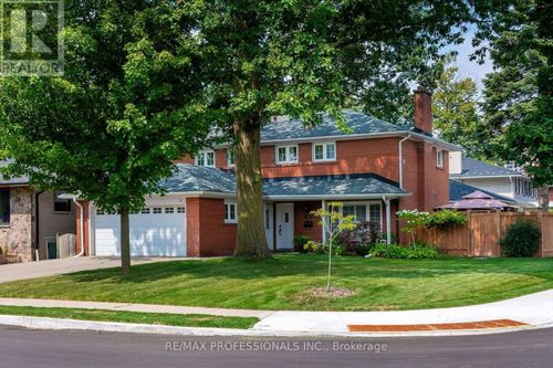 38 Boxwood Road, Toronto (Markland Wood), ON, M9C2W5 | Card Image
