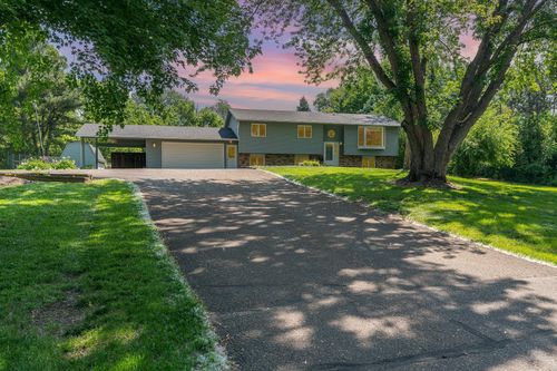 897 Willow Ridge Rd, Hudson, WI, 54016-7452 | Card Image