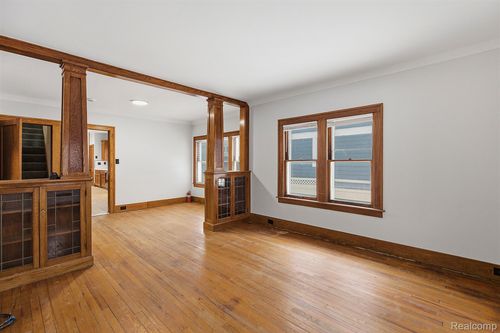 124 E Windemere Ave, Royal Oak, MI, 48073-2617 | Card Image