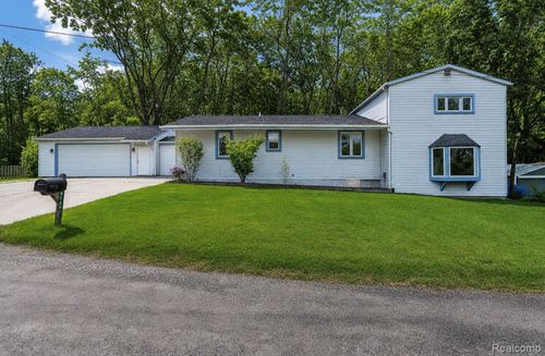 8165 Leonard Dr, Holly, MI, 48442-9136 | Card Image