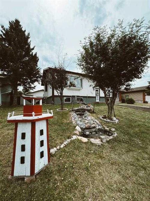 207 9 Avenue Ne, Sundre, AB, T0M1X0 | Card Image