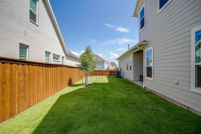 Wonderful side yard | Image 36