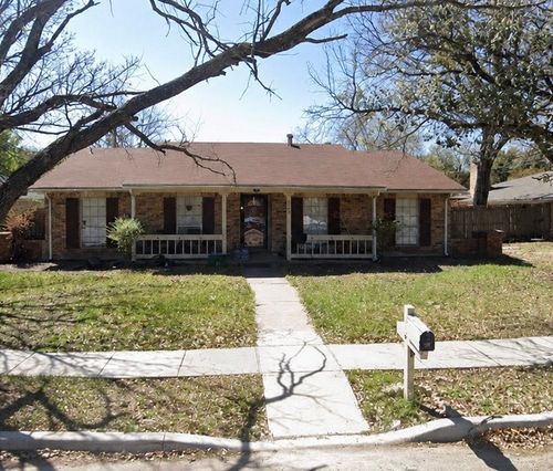 825 Pinoak Dr, Grand Prairie, TX, 75052-6524 | Card Image
