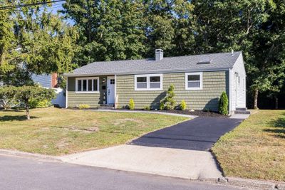 10 Barrow Place, House other with 3 bedrooms, 2 bathrooms and null parking in Blue Point NY | Image 2