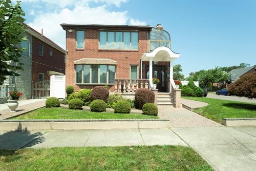183 69th Ave, Fresh Meadows, NY, 11365-3527 | Card Image