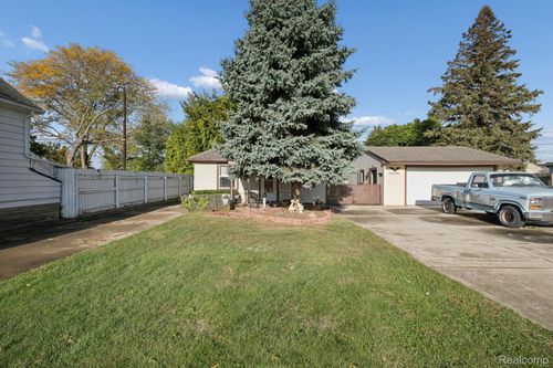 17083 Dora St, Melvindale, MI, 48122-1325 | Card Image