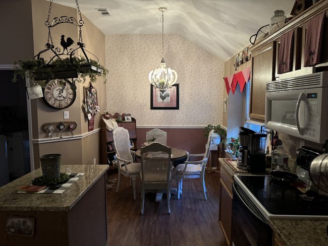 Kitchen Dining area | Image 4