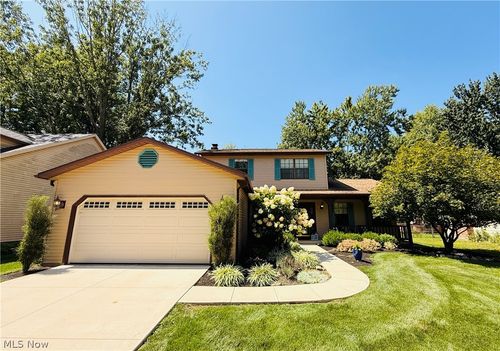 8462 Glenbrook Dr, Olmsted Twp, OH, 44138-1859 | Card Image