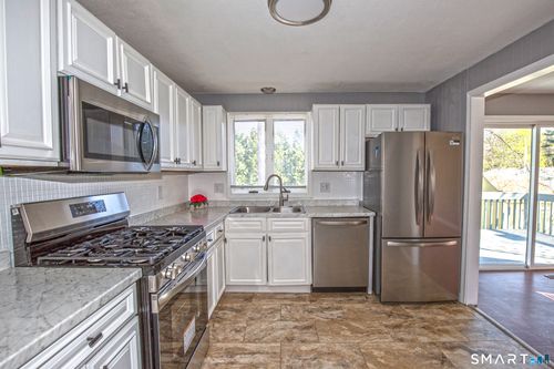 90 Teakwood Road, Springfield, MA, 01128 | Card Image