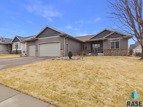 2105 S Silverpine Ct, Sioux Falls, SD, 57110-8803 | Card Image