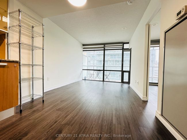 710 - 37 Grosvenor St, Condo with 2 bedrooms, 1 bathrooms and null parking in Toronto ON | Image 7