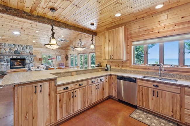Counter seating in Kitchen | Image 19