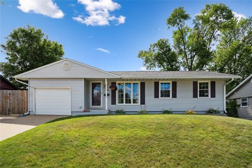 4633 White Pine Dr Ne, Cedar Rapids, IA, 52402-2245 | Card Image