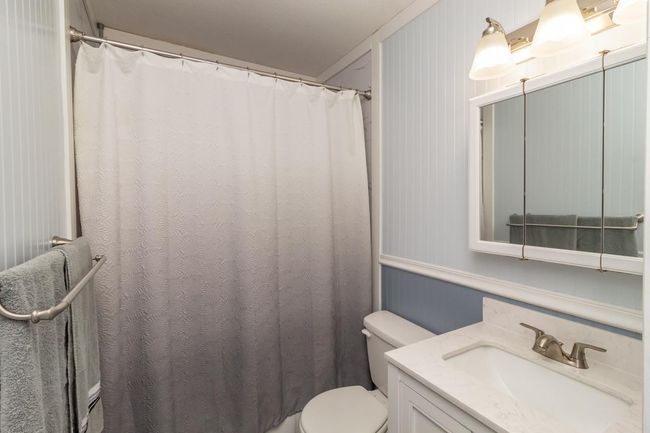Full bath on upper level | Image 12