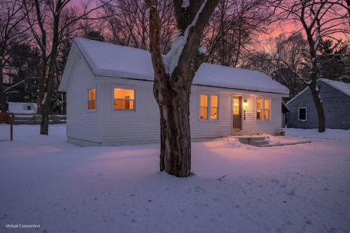 902 Wilson Ave, Norton Shores, MI, 49441-5522 | Card Image