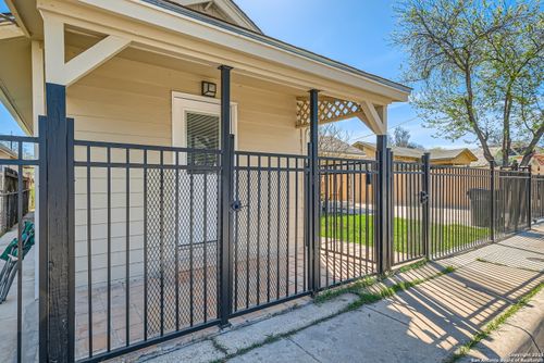 114 S San Dario Ave, San Antonio, TX, 78237-2041 | Card Image