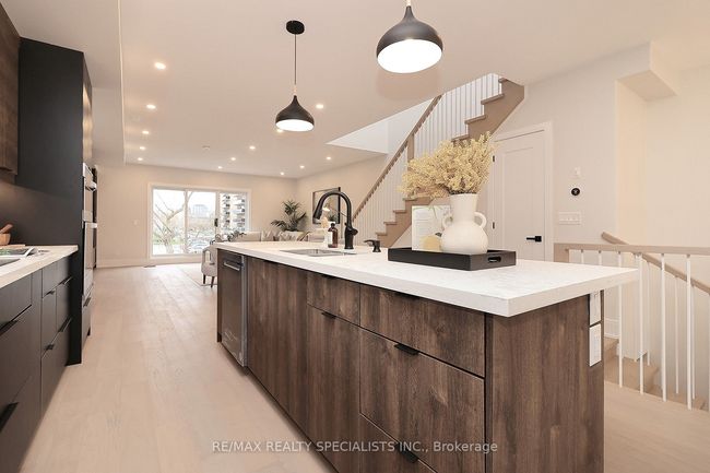 1046 Roosevelt Rd, House attached with 5 bedrooms, 6 bathrooms and 2 parking in Mississauga ON | Image 22