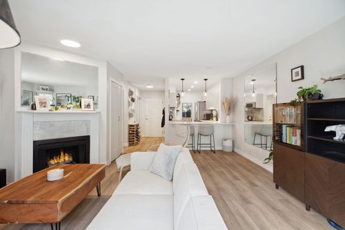 102-1535 Chesterfield Ave, North Vancouver, BC, V7M2N5 | Card Image