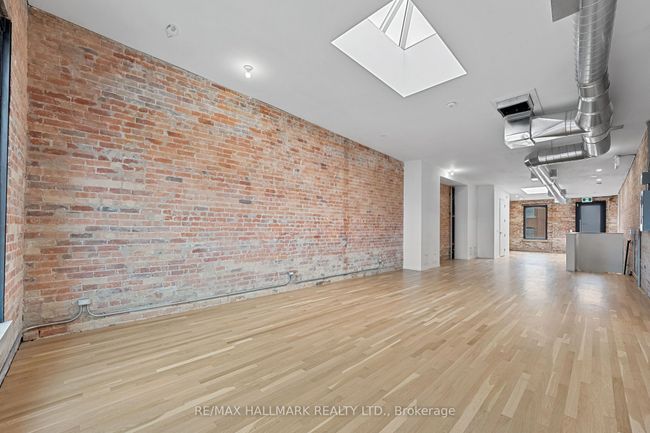 300 - 974 Queen St E, Home with 0 bedrooms, 1 bathrooms and null parking in Toronto ON | Image 10