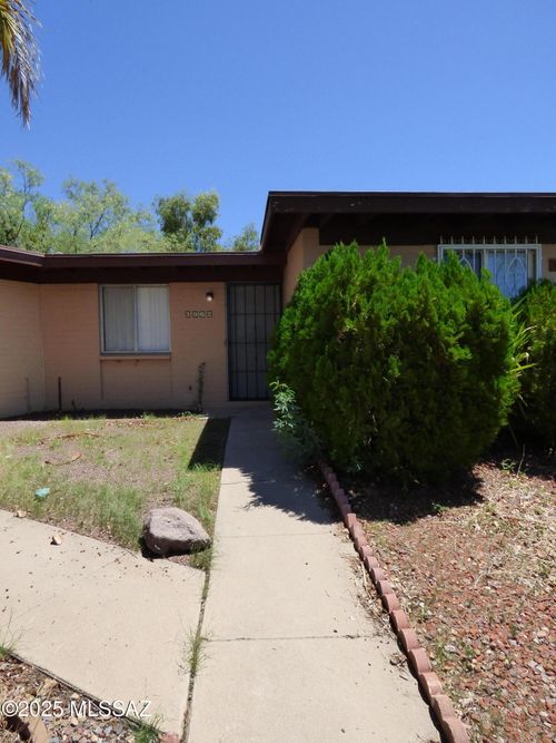 3962 N Pomona Rd, Tucson, AZ, 85705-2469 | Card Image