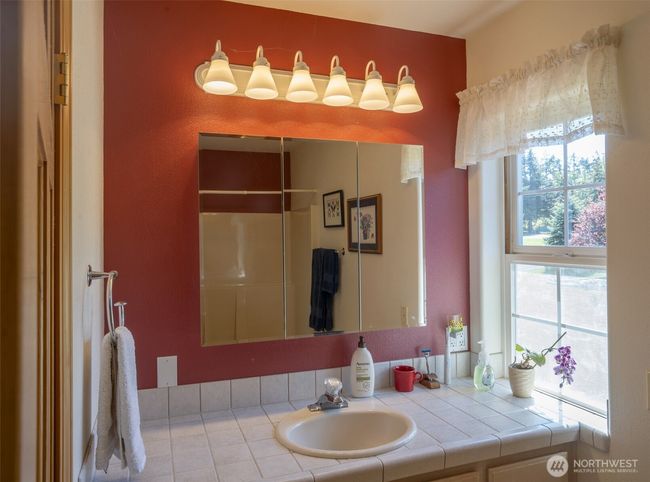 Guest full bath | Image 18
