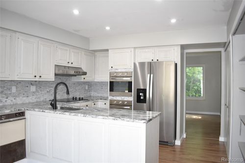 2073 Bordeaux St, West Bloomfield, MI, 48323-3012 | Card Image
