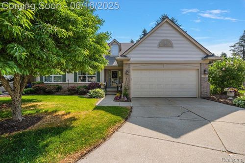 372 Four Seasons Dr, Lake Orion, MI, 48360-2649 | Card Image