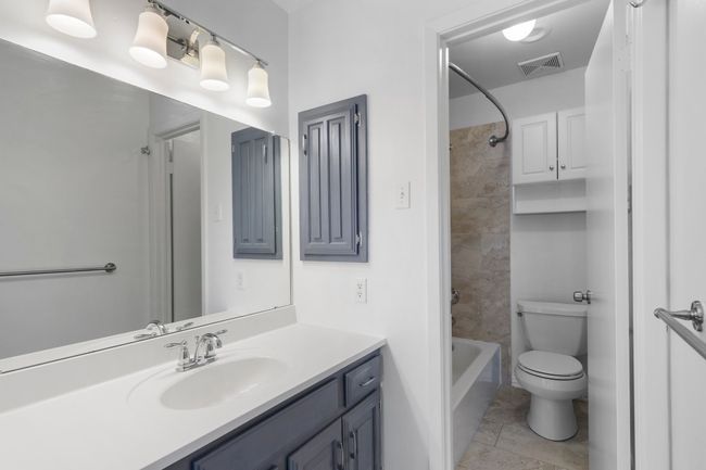 Full bathroom with washtub / shower combination, vanity. | Image 19