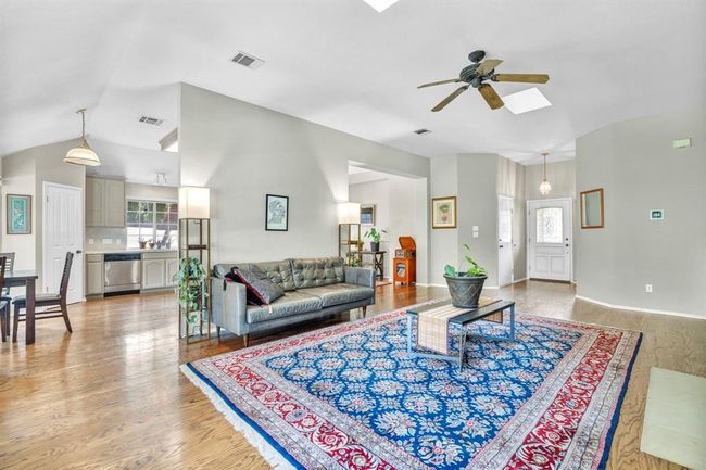 8121 Forest Heights Ln, House other with 3 bedrooms, 2 bathrooms and 4 parking in Austin TX | Image 4