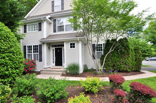 18-18 Schoolhouse Dr, West Hartford, CT, 06110-1400 | Card Image