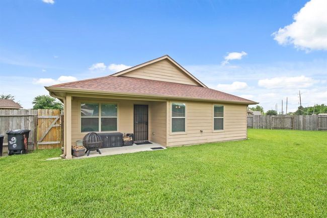 Huge back yard | Image 22