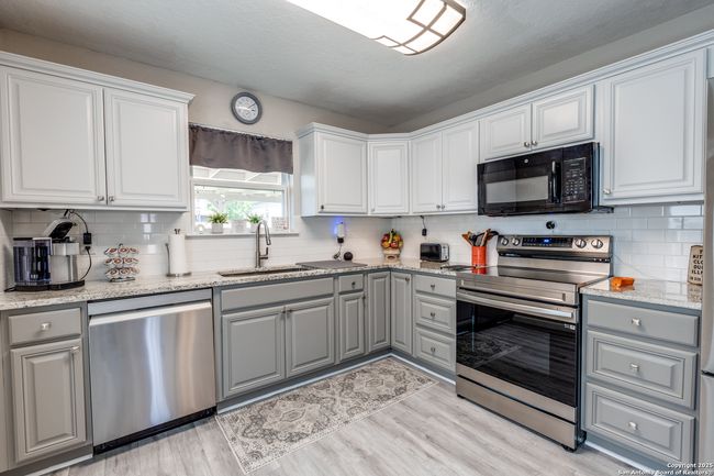 9814 Autumn Dawn, House other with 3 bedrooms, 2 bathrooms and null parking in Converse TX | Image 10