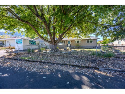 3077 W Lorraine Ave, Roseburg, OR, 97471 | Card Image