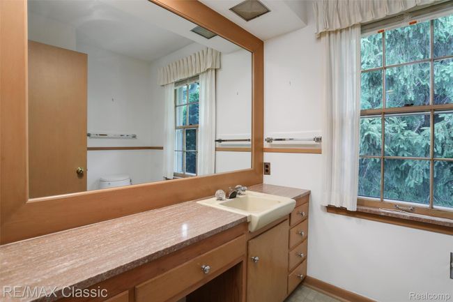 Full bath with large vanity | Image 21