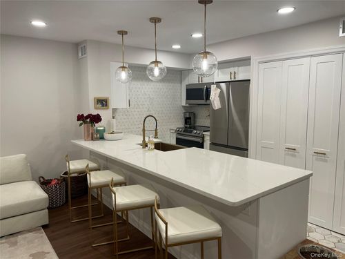 apt-201-1 Anchorage Way, Freeport, NY, 11520-6259 | Card Image