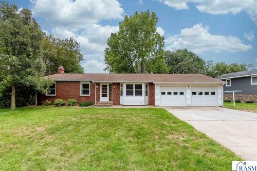 1833 Crestview Dr, New Ulm, MN, 56073-3726 | Card Image