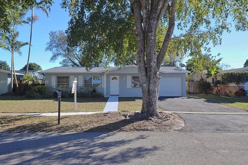 8940 Nw 21st Ct, Pembroke Pines, FL, 33024-3219 | Card Image