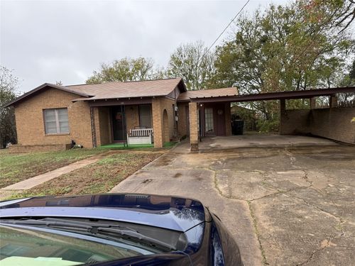 823 N Ellis St, Giddings, TX, 78942-1109 | Card Image