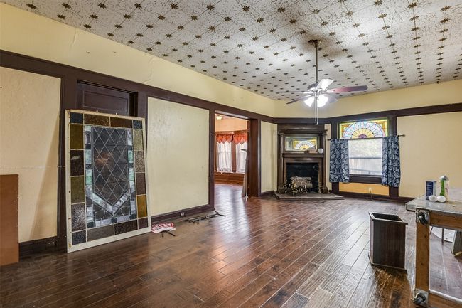 Look at the details in the ceiling! | Image 5