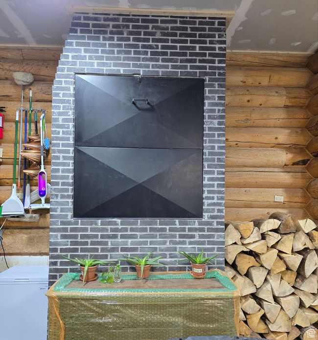 Interior details featuring a fire extinguisher | Image 95